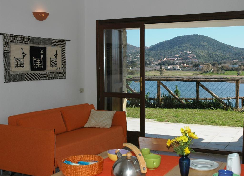 Case Sul Mare Residenze Di Bes Chia Exterior foto